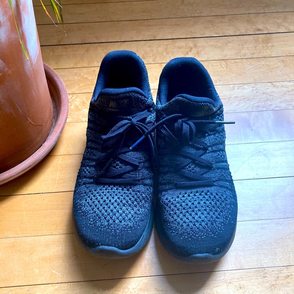 Nike Black Shoes (Size 7.5)